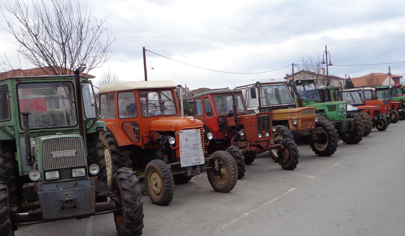 Παραμένουν στα μπλόκα οι αγρότες