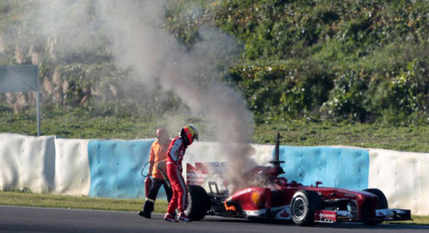Τυλίχθηκε στις φλόγες η Ferrari