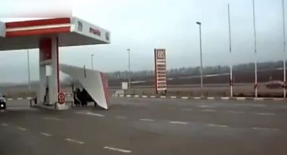 ΒΙΝΤΕΟ-Στο βενζινάδικο και …στον αέρα!