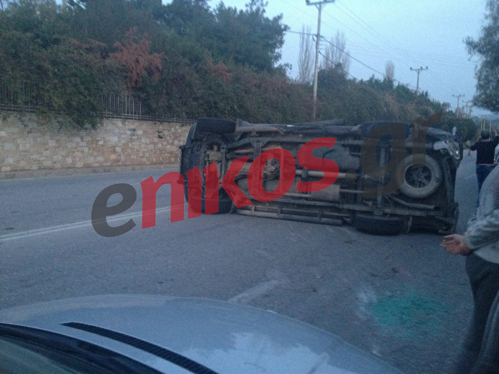 ΦΩΤΟ-Ανετράπη φορτηγάκι στο Λαγονήσι