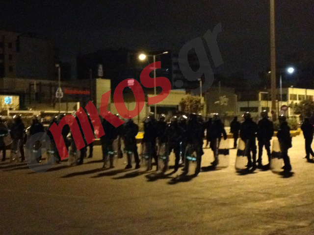 ΦΩΤΟ-Απεργοί και ΜΑΤ στο Λιμάνι του Πειραιά