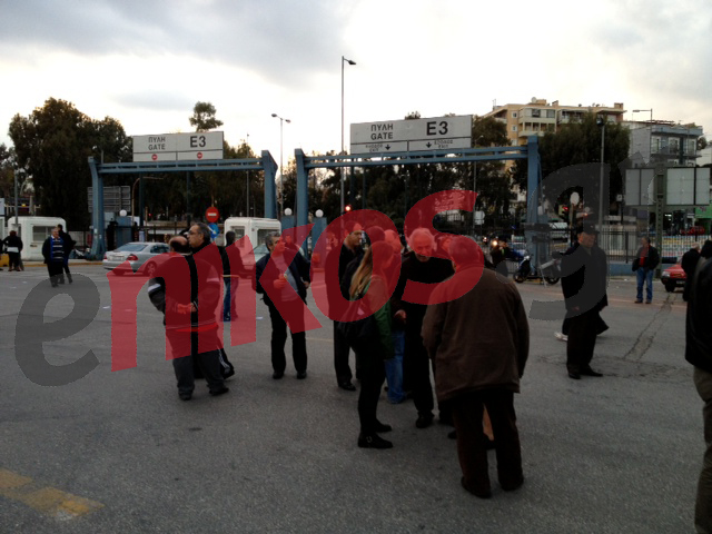 ΦΩΤΟ-Τώρα: Μαζεύονται οι ναυτεργάτες