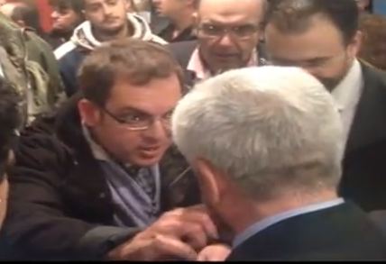 Βίντεο-Αγρότης τσίμπησε το μάγουλο του Τσαυτάρη