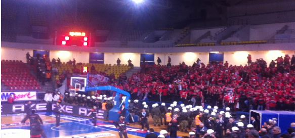 Τώρα-Φωτοβολίδες στον αγωνιστικό χώρο