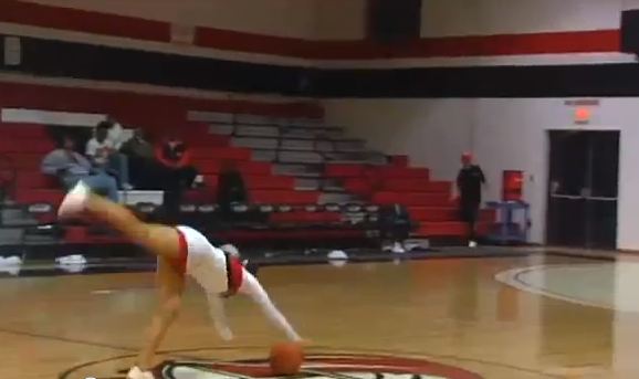 ΒΙΝΤΕΟ-Το τρίποντο της μαζορέτας!