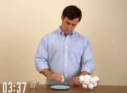 «Καθάρισε» το αυγό σαν… σεφ