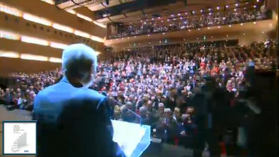 ΦΩΤΟ- Χειροκροτούν όρθιοι τον Μητσοτάκη