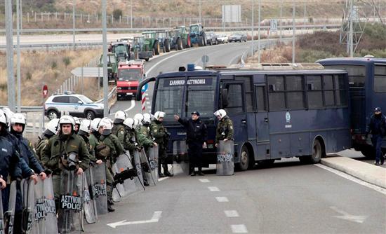 “Κλεφτοπόλεμος” αγροτών-ΜΑΤ