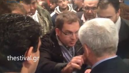 ΒΙΝΤΕΟ- Τσίμπησε το μάγουλο του Τσαυτάρη