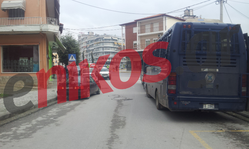 ΤΩΡΑ-ΦΩΤΟ: Συγκέντρωση στη Βέροια για τους συλληφθέντες