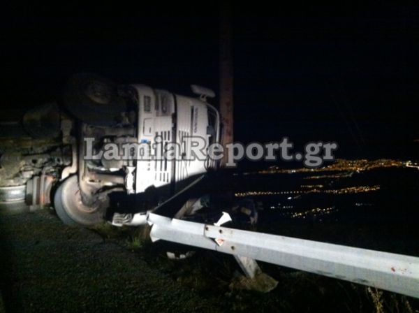 Φορτηγό βρέθηκε στο χείλος του γκρεμού