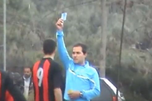ΒΙΝΤΕΟ-Διαιτητής έδειξε σε ποδοσφαιριστή …μπλε κάρτα!