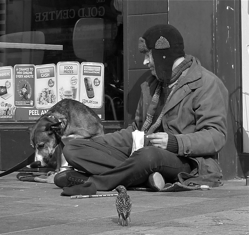 Άστεγος “πλούτισε” λόγω… εντιμότητας