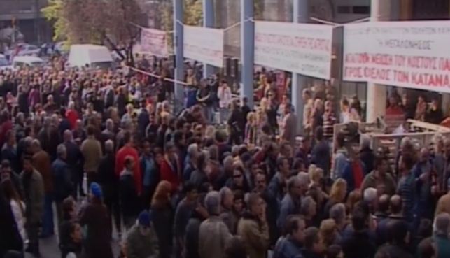 Τώρα – Άδειασαν οι πάγκοι έξω από το υπ. Αγροτικής Ανάπτυξης