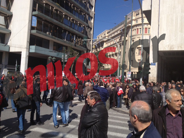 Τώρα – ΦΩΤΟ: Στο Σύνταγμα η πορεία του ΠΑΜΕ