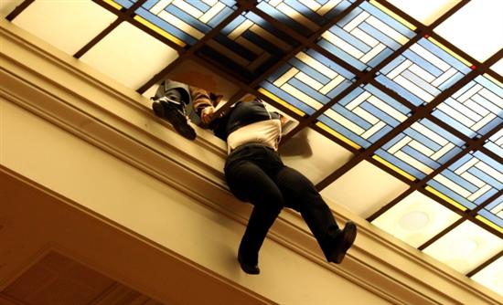 ΦΩΤΟ-Η υπάλληλος της Βουλής αιωρείται στο κενό