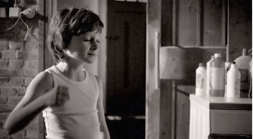 ΒΙΝΤΕΟ:Ο σκανταλιάρης πιτσιρικάς