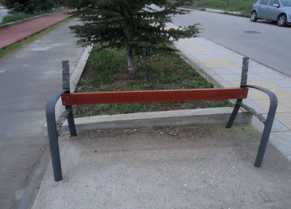 Ξήλωσαν τα παγκάκια για καυσόξυλα;