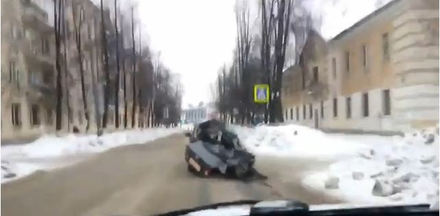 ΒΙΝΤΕΟ-Οδηγεί…κατεστραμμένο αυτοκίνητο