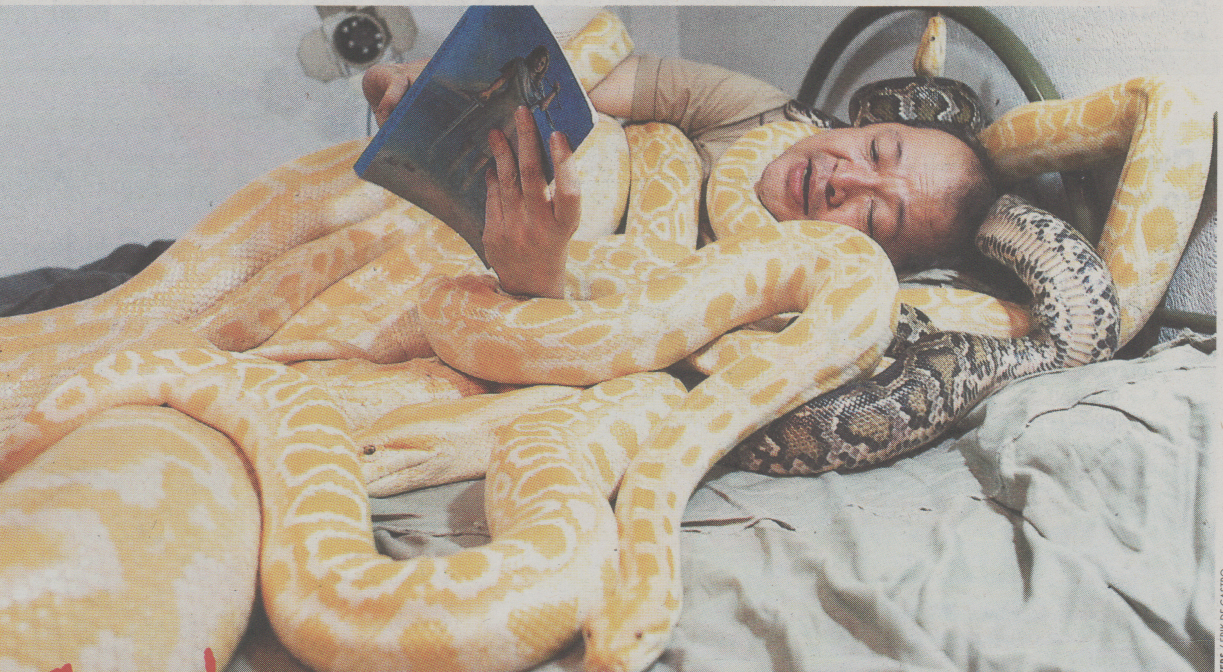 Λέει παραμύθια σε φίδια