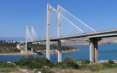 Φοιτητές έκλεισαν τη γέφυρα της Χαλκίδας