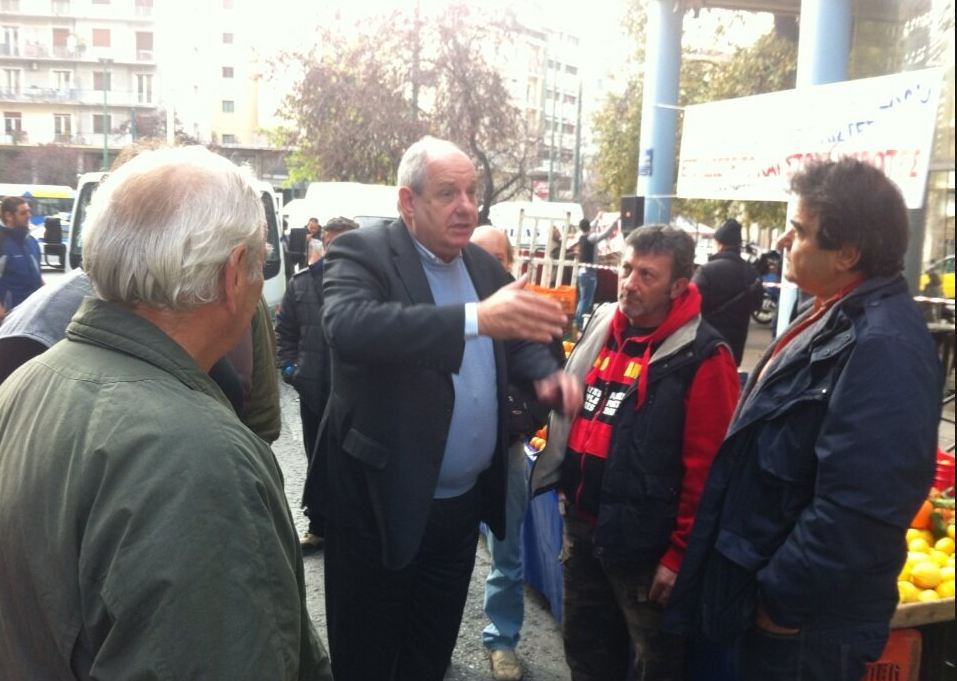 ΤΩΡΑ- Ο Κουίκ με τους παραγωγούς που θα μοιράσουν τρόφιμα