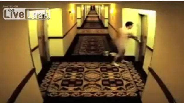 ΒΙΝΤΕΟ-Κλειδώθηκε γυμνός έξω από το δωμάτιο ξενοδοχείου