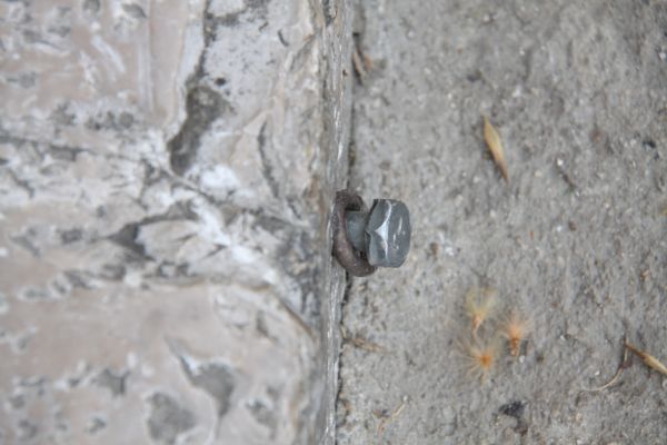 ΦΩΤΟ-Βίδα στο πεζοδρόμιο