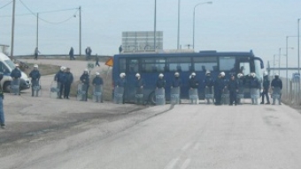 Έβαλαν ΜΑΤ απέναντι σε αγρότες