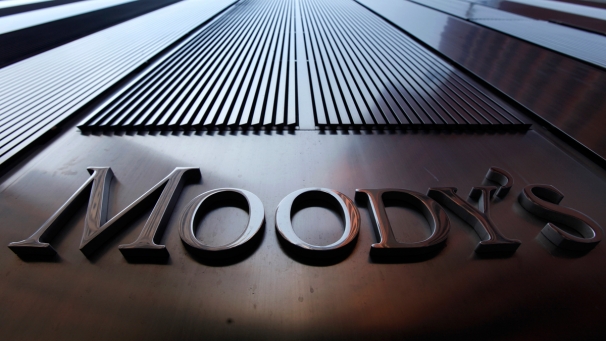 Ο Moody’s υποβάθμισε τη Βρετανία