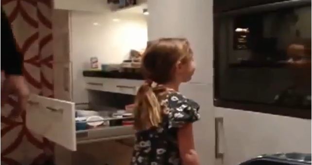 O πατέρας «χτενίζει» την κόρη του