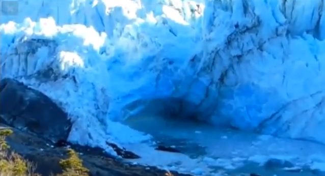 ΒΙΝΤΕΟ:Παγωμένη «γέφυρα» καταρρέει