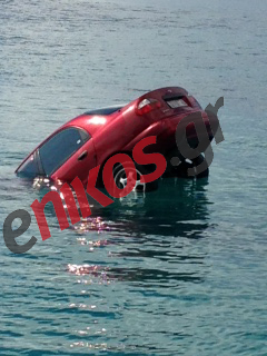 ΦΩΤΟ-Αυτοκίνητο βυθίζεται στο λιμάνι της Αίγινας