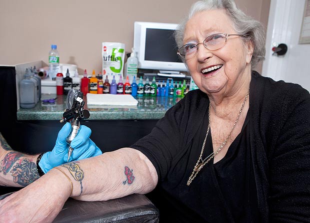 Γιαγιά έκανε τρίτο τατουάζ στα 92