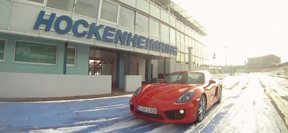 BINTEO:Παιχνίδι στα χιόνια με Cayman S