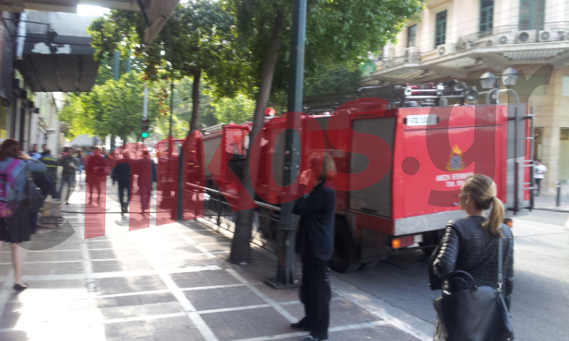 Τώρα-Υπό μερικό έλεγχο η φωτιά στην Αιόλου