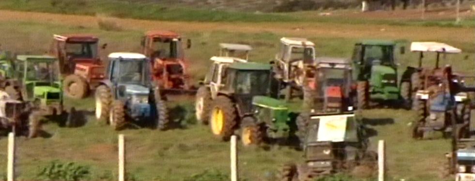 ΤΩΡΑ- Τα τρακτέρ κατά μήκος της εθνικής