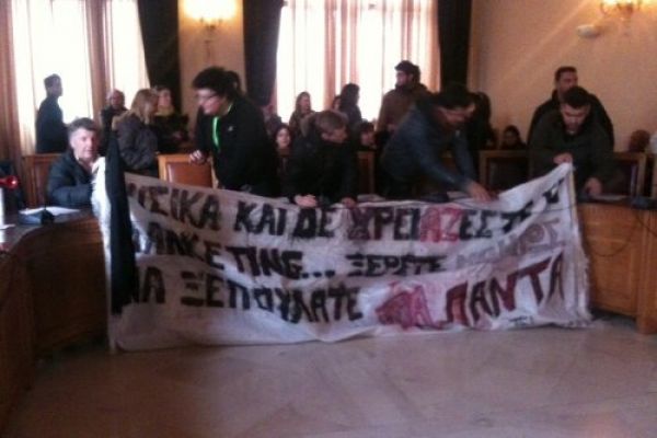 Ηράκλειο-Διαμαρτυρία με μαύρες σημαίες