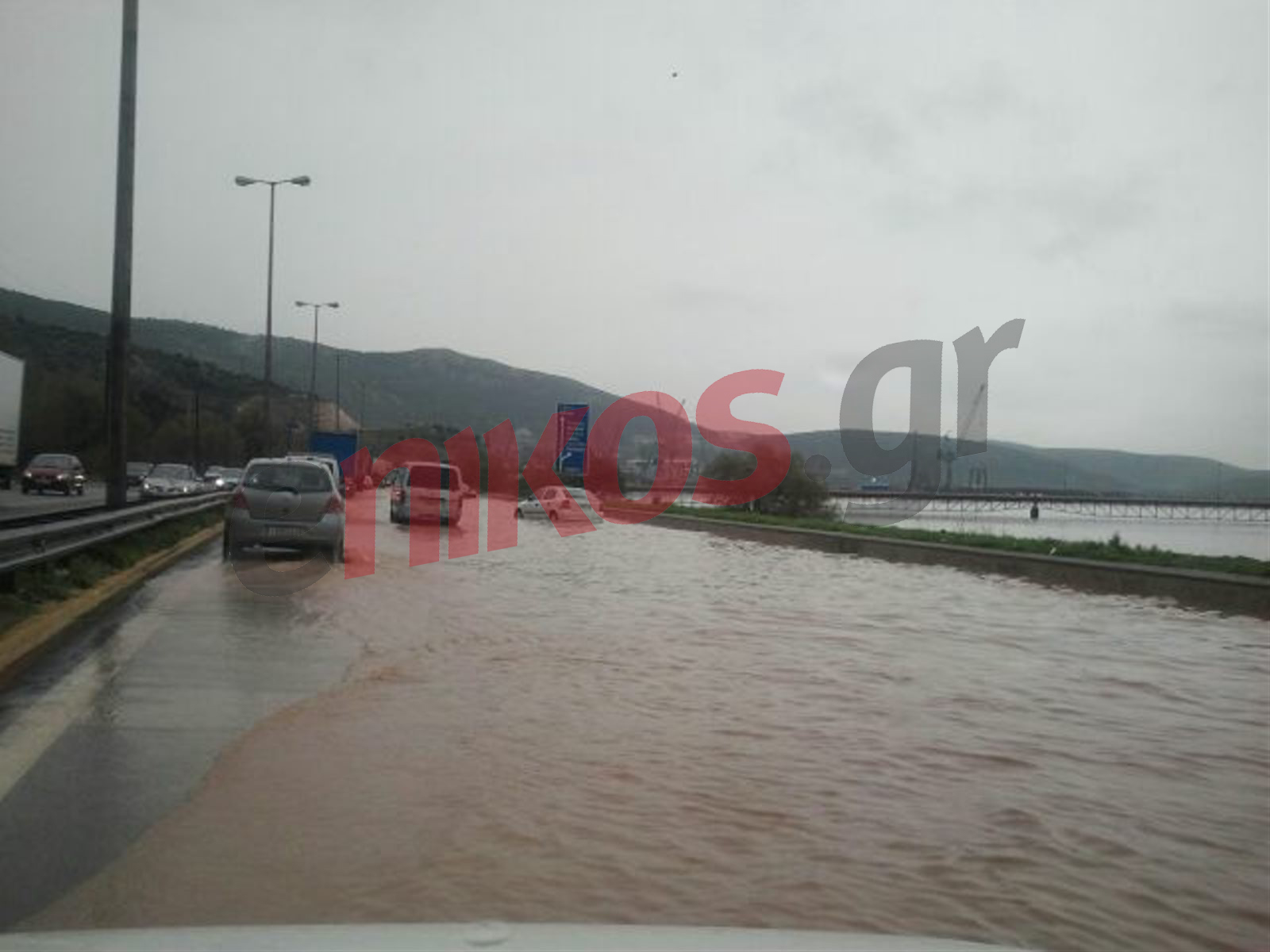 ΦΩΤΟ-Πλημμύρισε ο Ασπρόπυργος