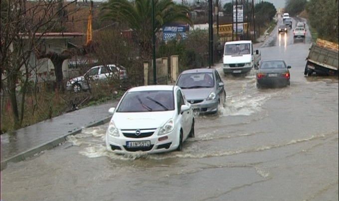 ΒΙΝΤΕΟ: Παρασύρθηκαν αυτοκίνητα στο Αγρίνιο