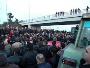 Tώρα-Αγρότες «έκοψαν» την Ελλάδα στα δύο στον κόμβο της Νίκαιας