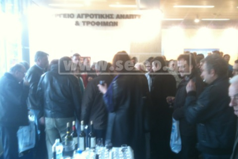 ΦΩΤΟ-Ουρές για ένα κομμάτι τυρί