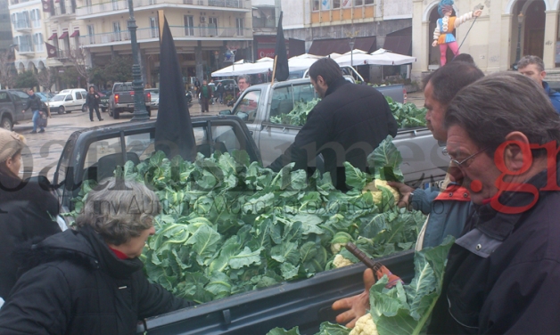 ΒΙΝΤΕΟ – Πάτρα: Μοίρασαν προϊόντα οι αγρότες