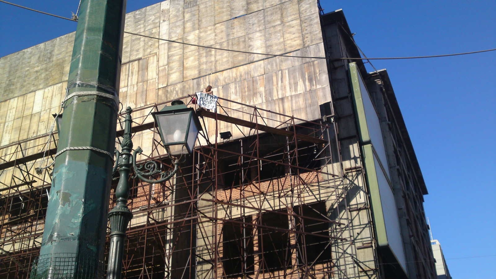 Τώρα: Φωτογραφία του άντρα που απειλεί να αυτοκτονήσει