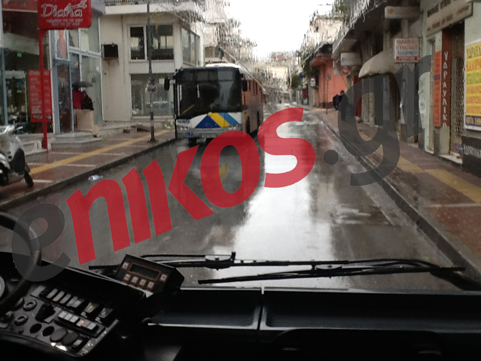 ΦΩΤΟ-“Έμεινε” στο δρόμο λεωφορείο του ΟΑΣΑ