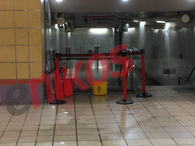 ΦΩΤΟ-Κουβάδες για τη βροχή στο σταθμό της Ομόνοιας