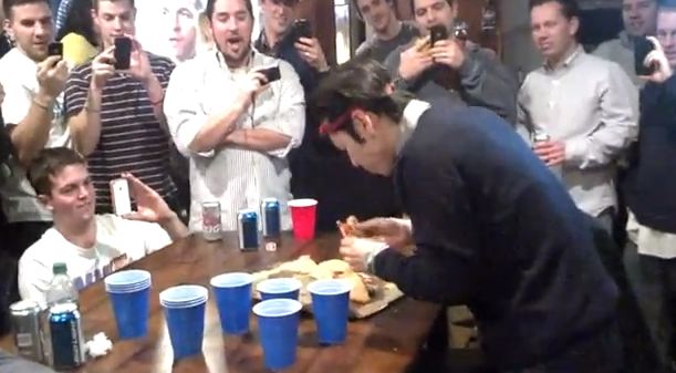 ΒΙΝΤΕΟ:Έφαγε μία πίτσα σε 1’