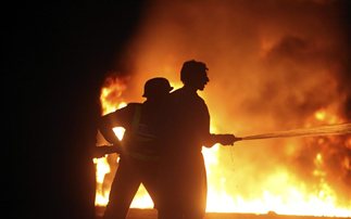 ΤΩΡΑ: Φωτιά σε κτίριο στην Ερμού