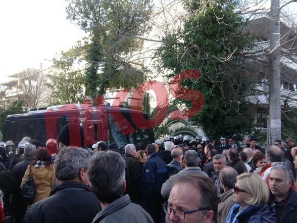 Τώρα-Οι ομολογιούχοι έξω από το σπίτι του Σαμαρά