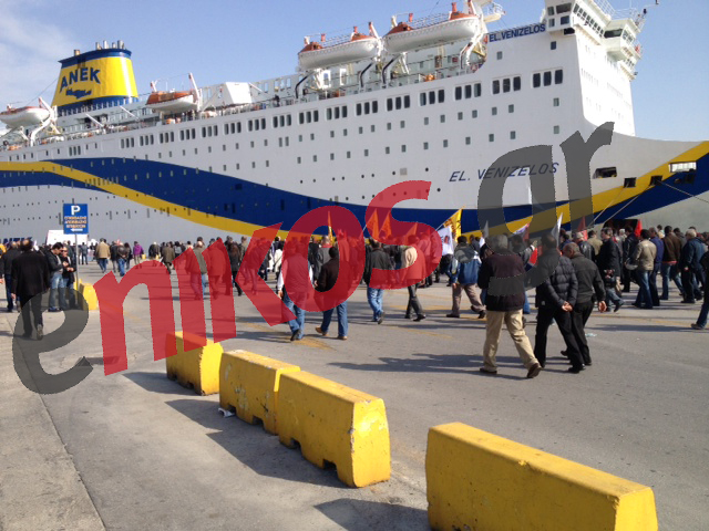 ΦΩΤΟ-Διαλύεται η πορεία στο λιμάνι